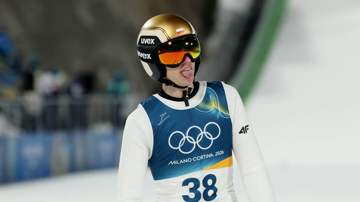 Skoczek narciarski w stroju olimpijskim z numerem 38 na piersi.