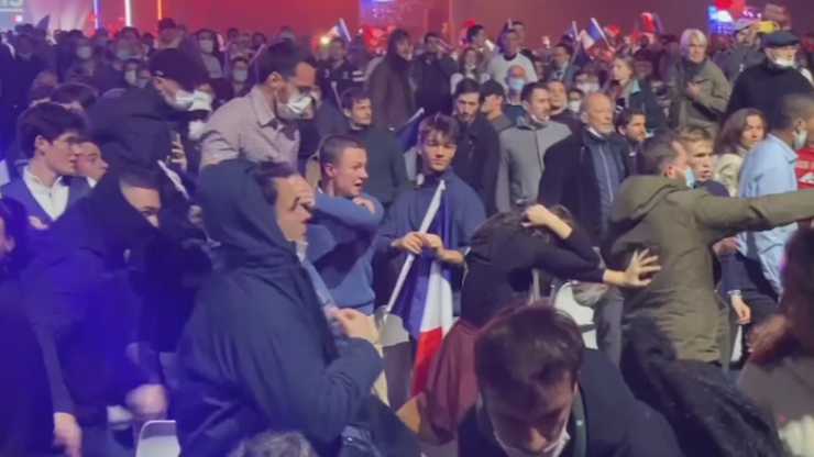 Bójka na wiecu wyborczym we Francji. Zaatakowany kandydat na prezydenta