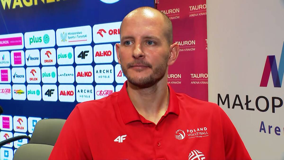 Portret Bartosza Kurka, siatkarza reprezentacji Polski, ubranego w czerwoną koszulkę z logo "Polska Siatkówka".