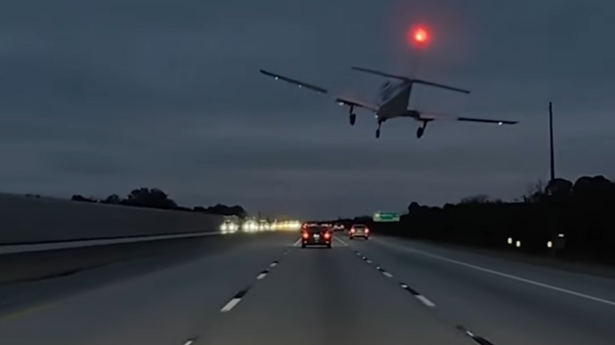 Niebywałe sceny na autostradzie w USA. Snop iskier i lądująca awionetka