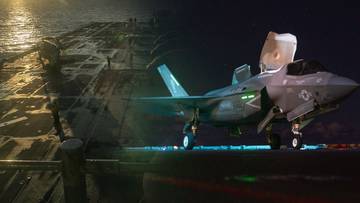 Nowoczesny samolot bojowy F-35 na pokładzie okrętu desantowego USS Tripoli.