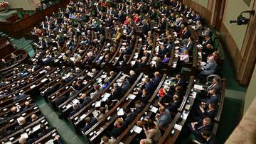 Nowy partyjny sondaż. Zaskoczenie na podium