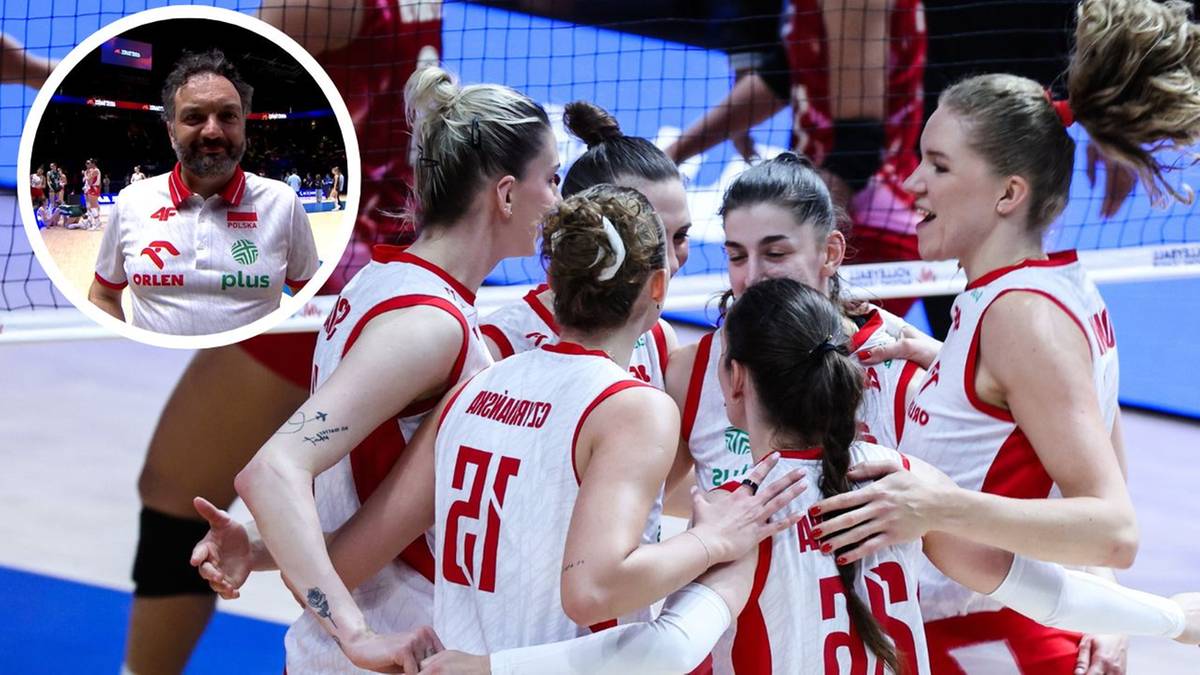 Grupa polskich siatkarek świętujących zwycięstwo, w tle okno z wizerunkiem trenera Stefano Lavariniego.