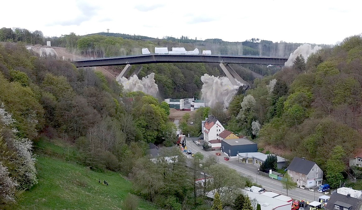 Niemcy: 17 tys. ton stali i betonu. Niemiecki wiadukt wysadzony w powietrze