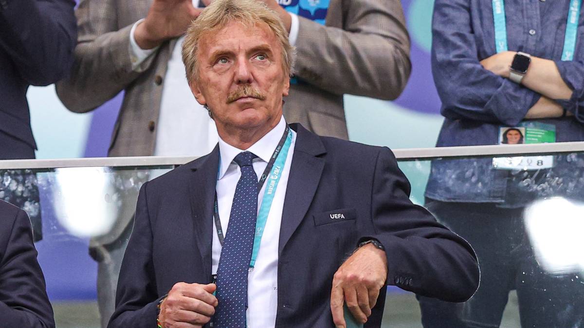 Zbigniew Boniek w garniturze, patrzący przed siebie z powagą.