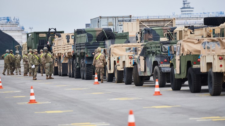 US Army rozładowuje ciężki sprzęt w Gdańsku