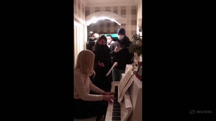 Lekarka Nawalnego gra na pianinie, gdy policja przeszukuje jej mieszkanie [WIDEO]