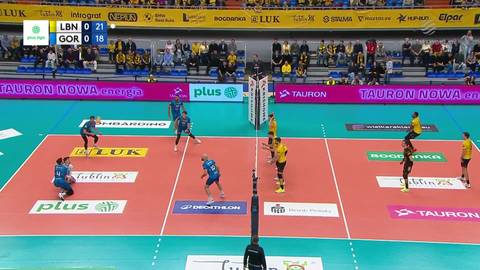 Mecz siatk&oacute;wki drużyn Bogdanka LUK Lublin i Cuprum Stilon Gorz&oacute;w. Gracze rywalizują na boisku.