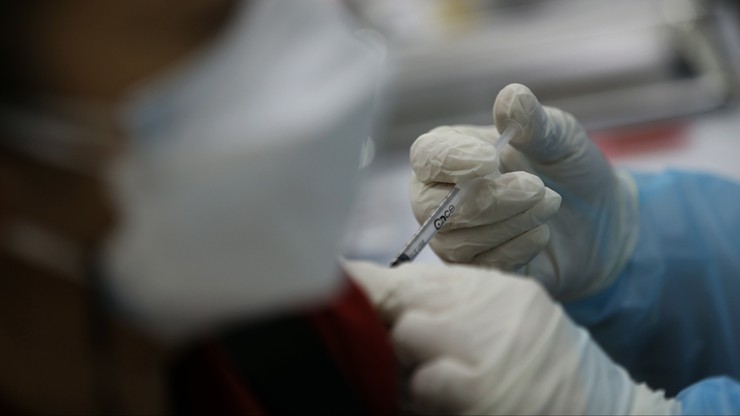 Hongkong. Ekspert przestrzega przed przyjmowaniem czterech dawek szczepionki. "Nieznane ryzyko"