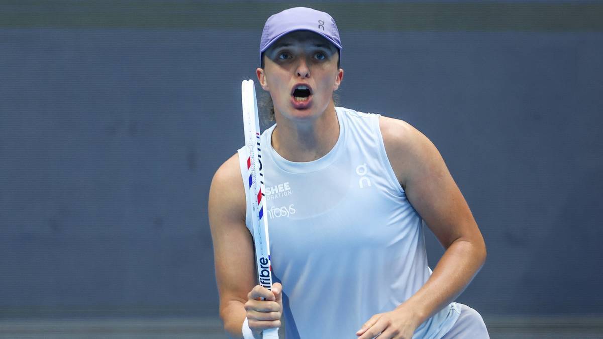 Iga Świątek w akcji na korcie tenisowym