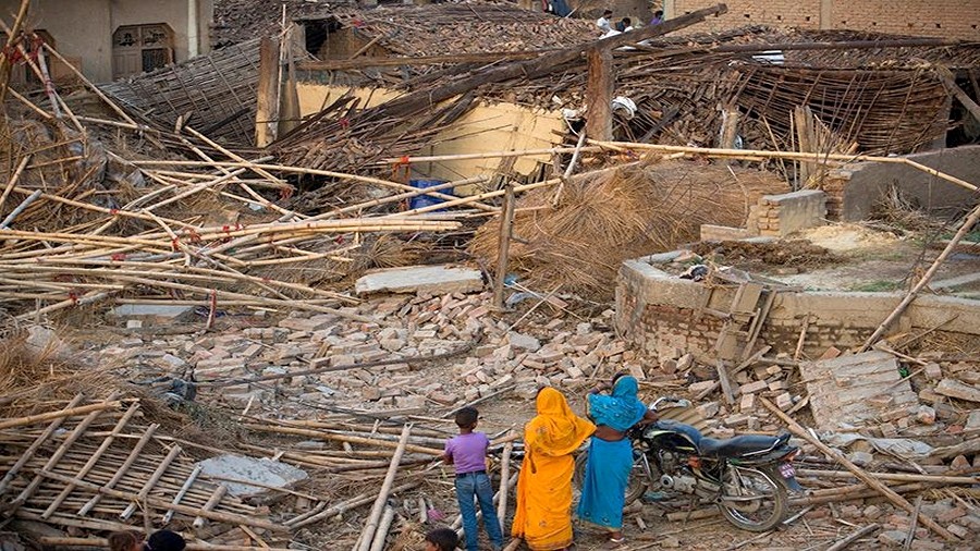 Szkody po tornadzie w Nepalu. Fot. Narendra Shrestha / EPA-EFE / Shutterstock.