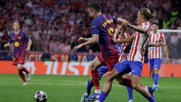 Piłkarze FC Barcelony w akcji podczas meczu piłki nożnej.