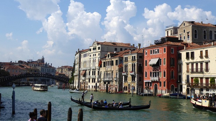Władze Wenecji walczą z brakiem dobrych manier wśród turystów. Zakaz siadania na ziemi i na schodach