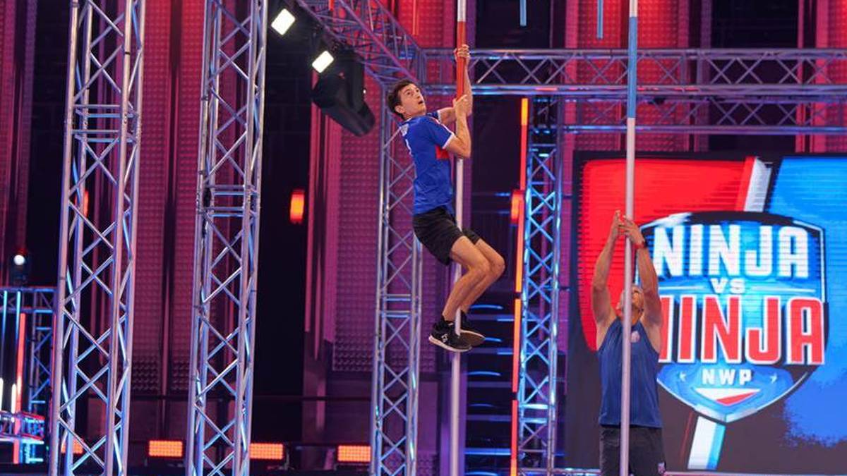 Mężczyzna wspina się po drążku na torze przeszk&oacute;d "Ninja vs Ninja"