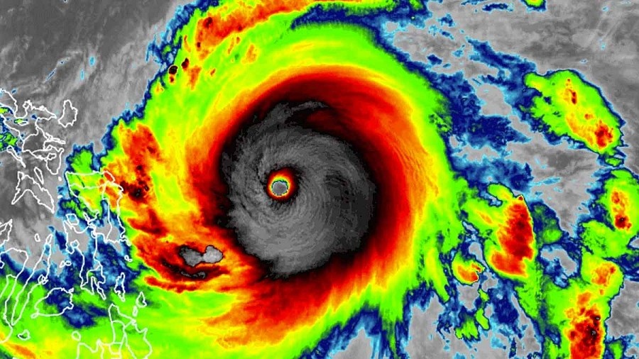 Zdjęcie satelitarne (fałszywe kolory) tajfunu Surigae u wybrzeży Filipin. Fot. NASA.