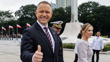 Prezydent RP Karol Nawrocki pokazuje kciuk w g&oacute;rę podczas wizyty na Filipinach
