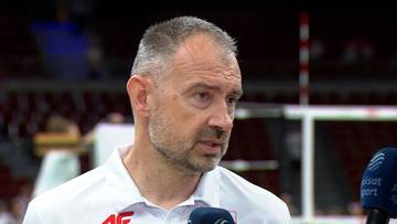 Nikola Grbić udzielający wywiadu w hali sportowej