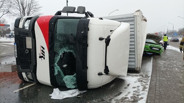 Wiatr przewrócił dwie ciężarówki w Warszawie