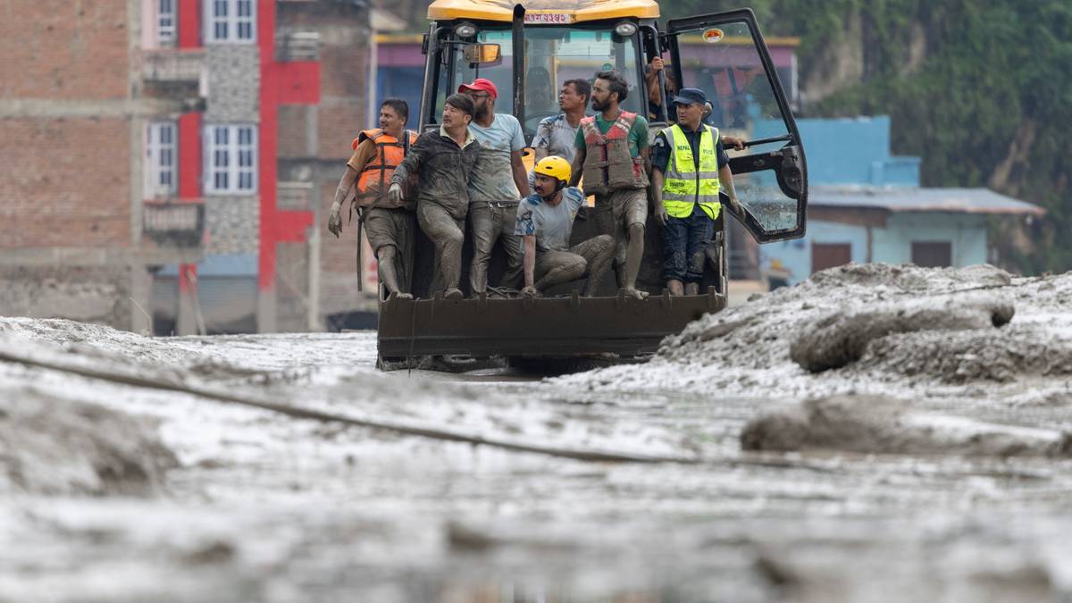 Rośnie tragiczny bilans ofiar powodzi w Nepalu. Ponad 100 osób uwięzionych