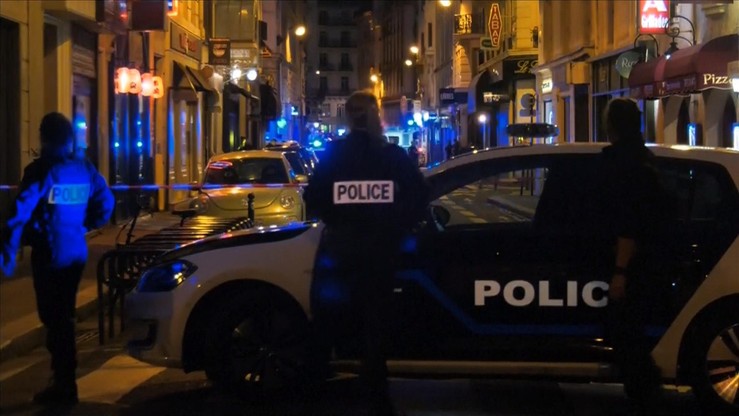 Atak nożownika w centrum Paryża. Nie żyje jedna osoba, napastnika zastrzeliła policja