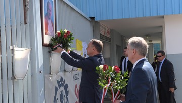 Prezydent Duda złożył kwiaty przed bramą nr 2 Stoczni Gdańskiej