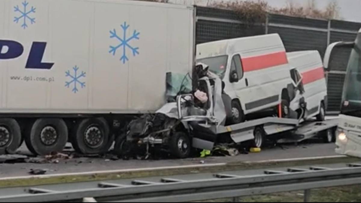Zmiażdżona szoferka lawety z dwoma busami na pokładzie po zderzeniu z tyłem białej ciężarówki na autostradzie.