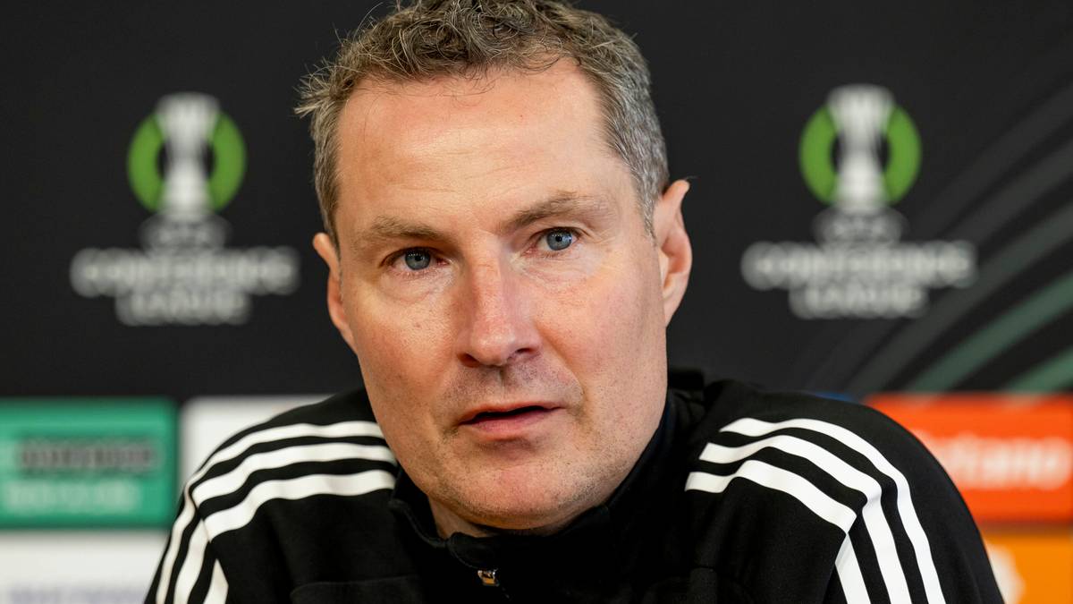 Brian Priske, trener Sparty Praga, na konferencji prasowej.