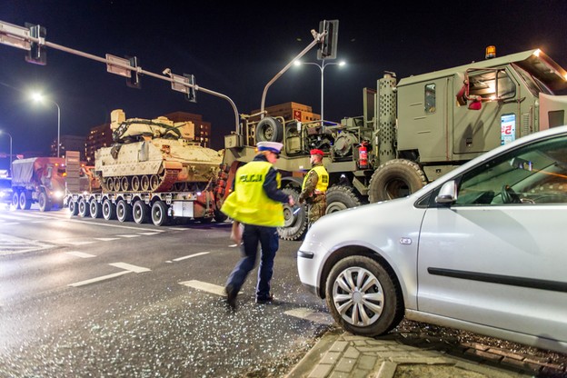 Zderzenie kolumny transportującej czołg z autem osobowym
