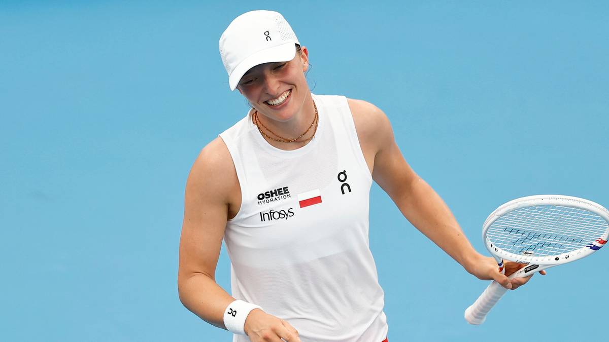 Iga Świątek świętuje zwycięstwo na korcie tenisowym.