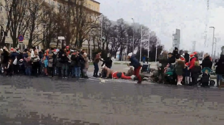 Gdynia. Wypadek na paradzie mikołajów. Motocykl wjechał w tłum