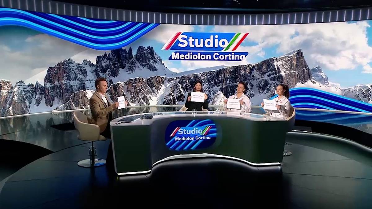 Cztery osoby siedzą przy okrągłym stole w studiu telewizyjnym, za nimi wielkoformatowy ekran z widokiem na ośnieżone g&oacute;ry.