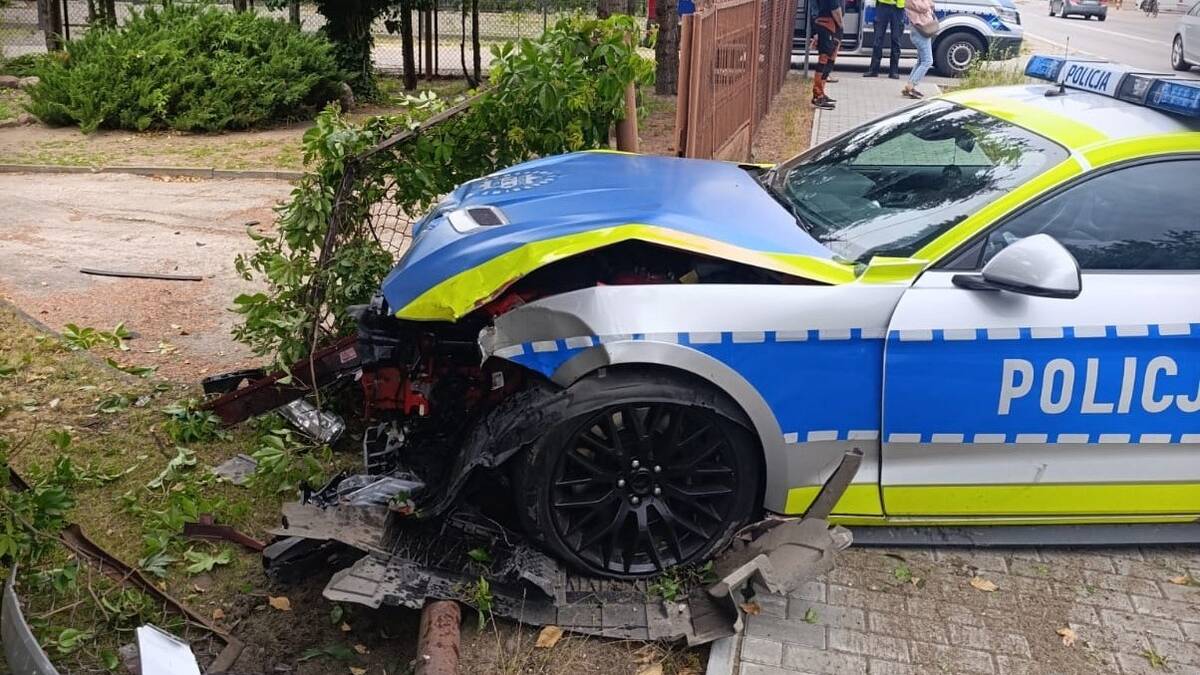 Policyjny Mustang GT rozbity pod Radomiem po kolizji z VW