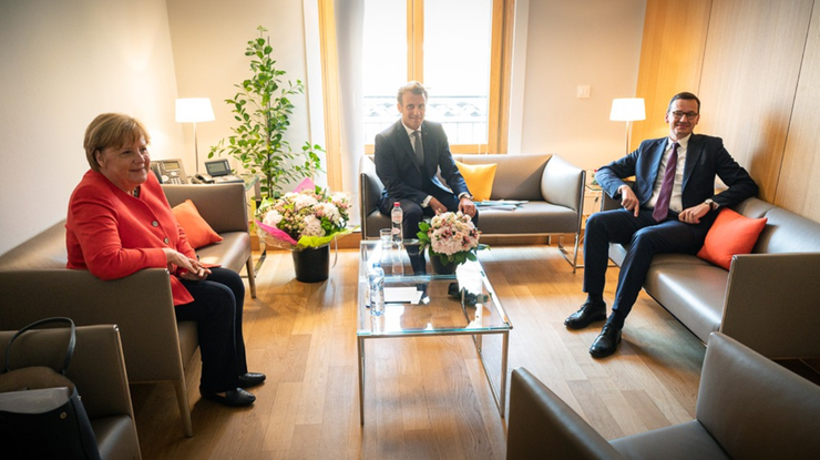 Szczyt UE: premier Morawiecki spotkał się z Macronem i Merkel