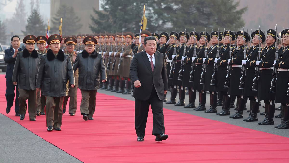 Kim Dzong Un rozbudowuje fabrykę broni. Powstają tam pociski dla Putina