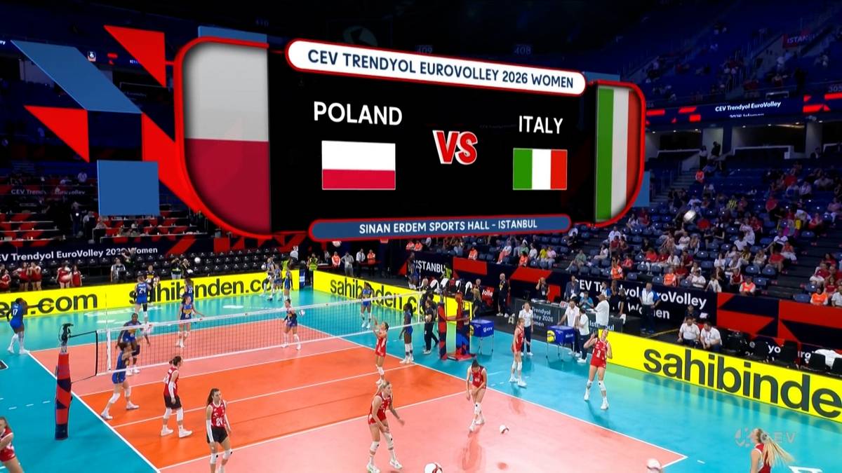 Grafika ekranowa z meczu siatkówki Polska - Włochy na tle pełnej hali sportowej.