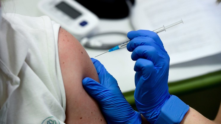 Wielka Brytania opóźnia drugą dawkę szczepionki przeciw COVID-19. Naukowcy są podzieleni
