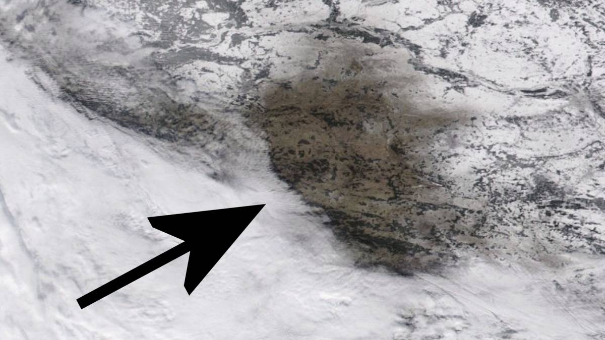 Czym jest brązowa plama? Fot. NASA.