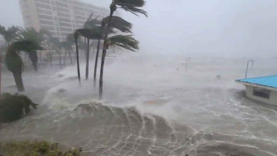 Powódź sztormowa na obrzeżach oka huraganu Ian na Florydzie. For. Twitter / @StephanieAbrams / @JimCantore.