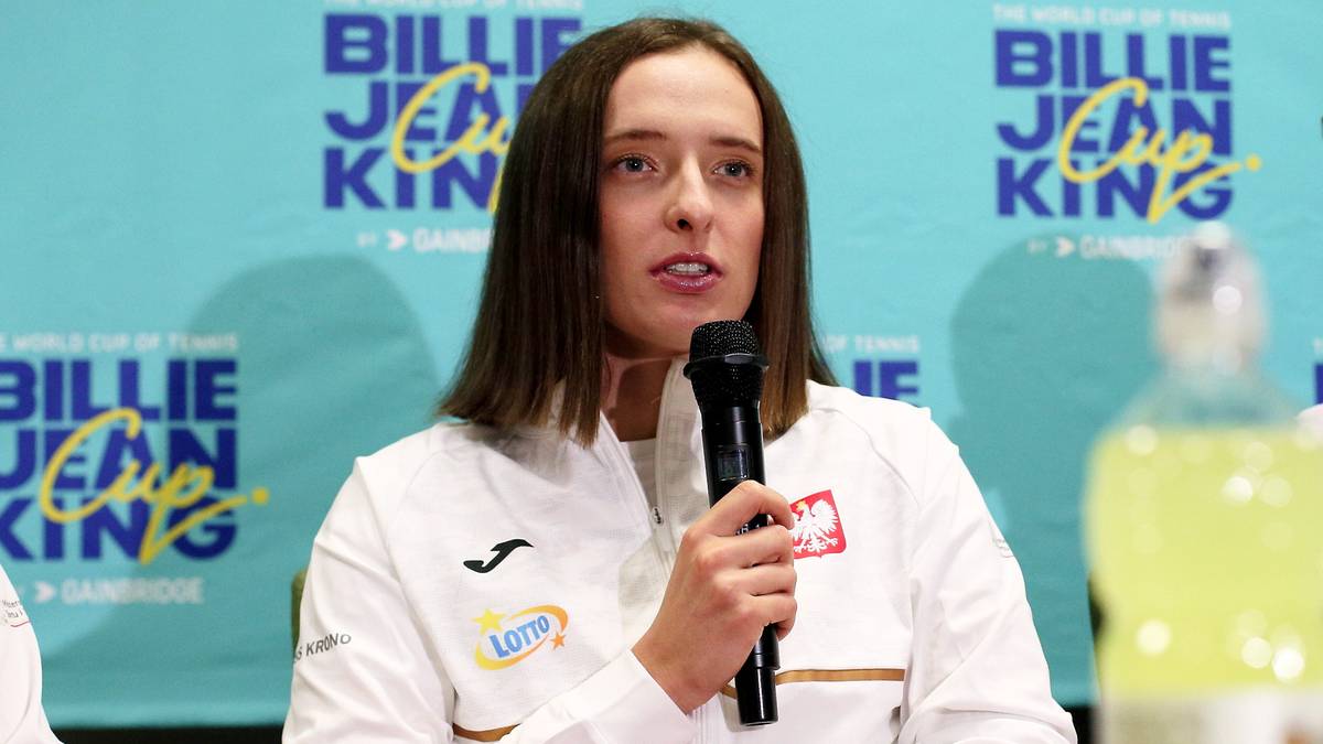 Iga Świątek z mikrofonem na konferencji prasowej Pucharu Billie Jean King