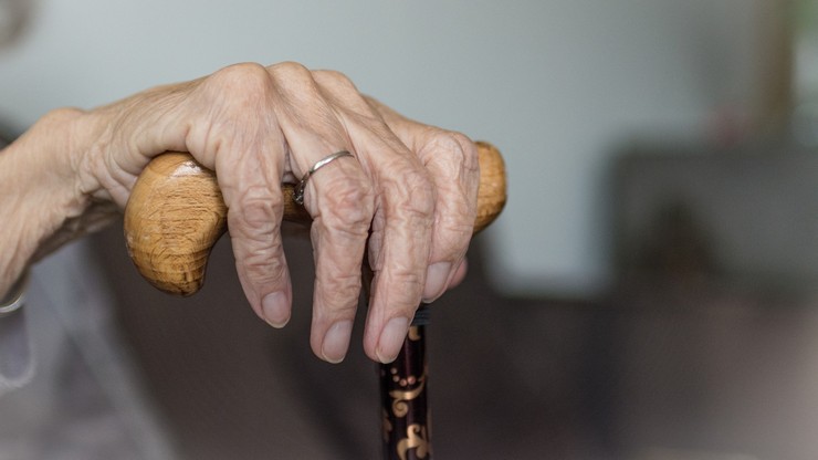 Małopolska. 68-latka próbowała udusić kołdrą 93-latkę