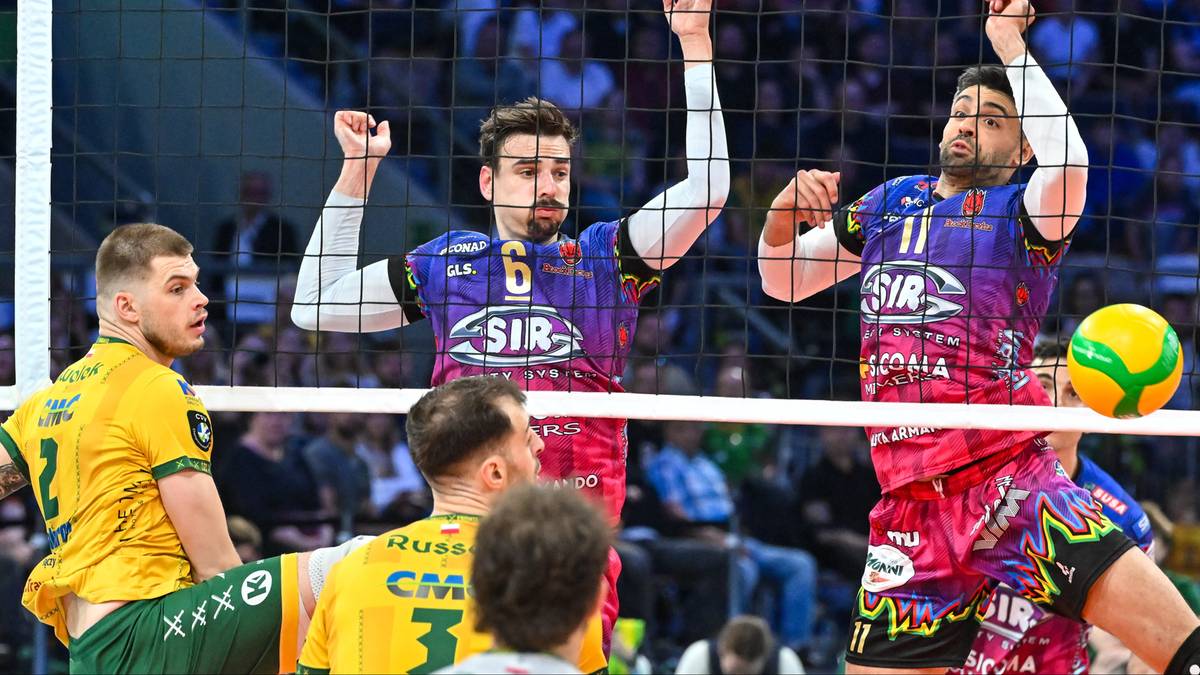 Siatkarze w akcji podczas meczu Ligi Mistrzów, blokujący piłkę przy siatce.