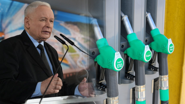 Jarosław Kaczyński przemawia na tle dystrybutor&oacute;w paliwa na stacji benzynowej.