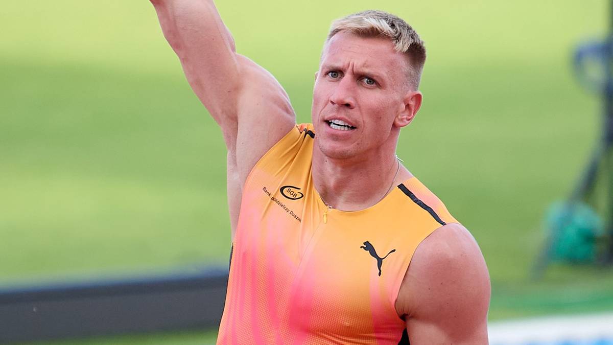 Piotr Lisek, polski tyczkarz, w swojej koszulce sportowej z logo PUMA, podczas zawodów lekkoatletycznych.