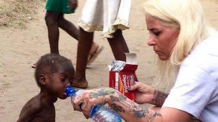Na słynnym zdjęciu poiła wodą chłopca z Nigerii. Została najbardziej inspirującą osobą na świecie