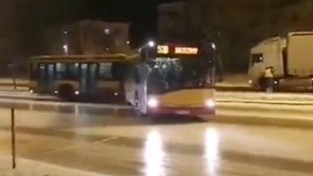 22.12.2021 05:58 Wielka ślizgawica. Autobus stanął w poprzek drogi, a auta wpadały na siebie jak kule bilardowe [WIDEO]