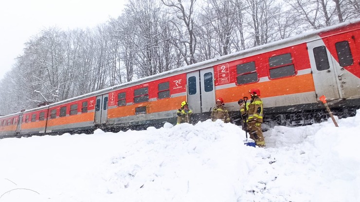 W Białym Dunajcu utknął pociąg. Pasażerów ewakuowali strażacy