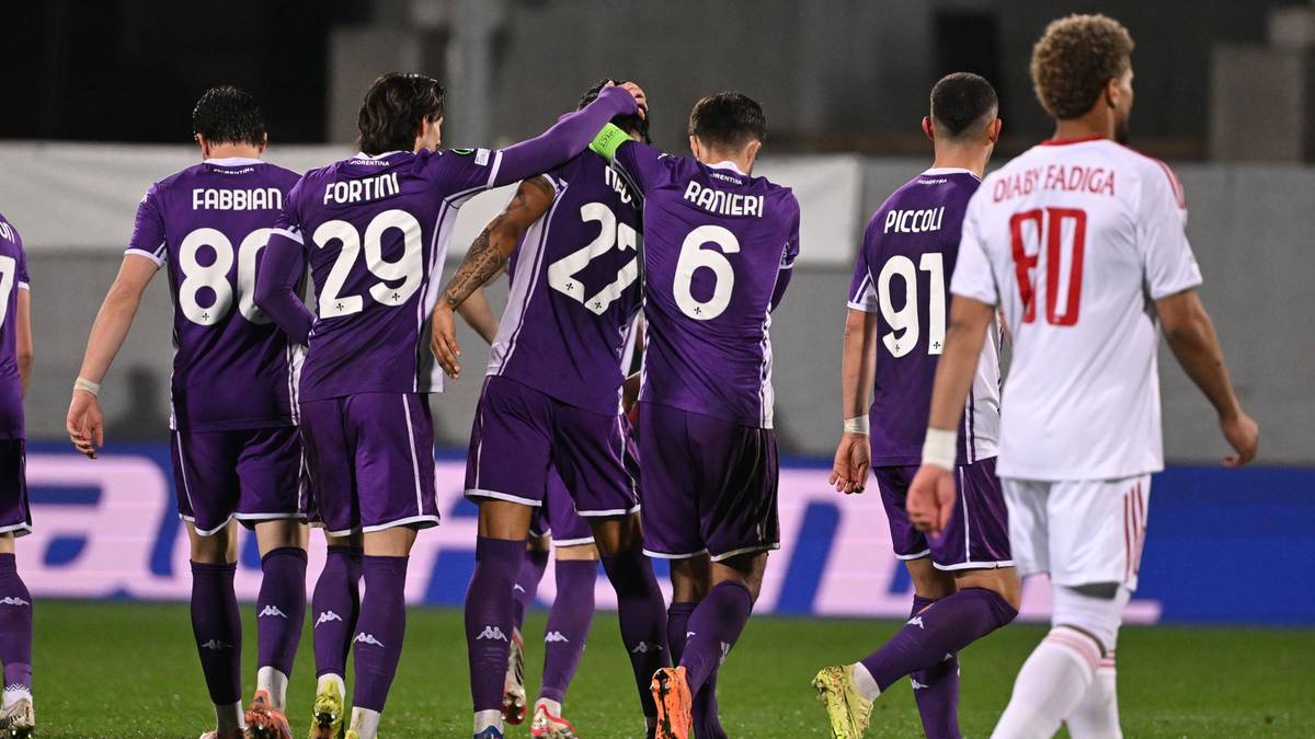 Piłkarze Fiorentiny w fioletowych strojach świętują bramkę z Rakowem Częstochowa.