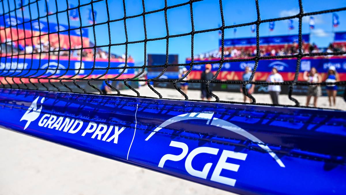 Fragment siatki do siatk&oacute;wki plażowej z logo PGE i napisem Grand Prix.