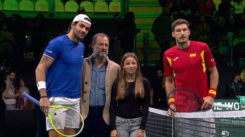 Dwóch tenisistów, Matteo Berrettini i Pablo Carreno-Busta, stoją obok siebie, pozując do zdjęcia z sędzią i młodą kobietą, trzymając rakiety tenisowe.