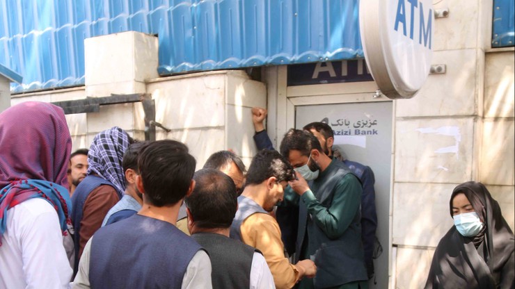 Afganistan. Protesty pod bankiem. Setki ludzi nie mogą wypłacić gotówki